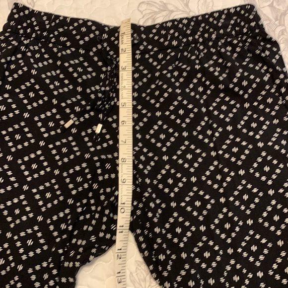Old Navy pattern capris - Picture 3 of 4